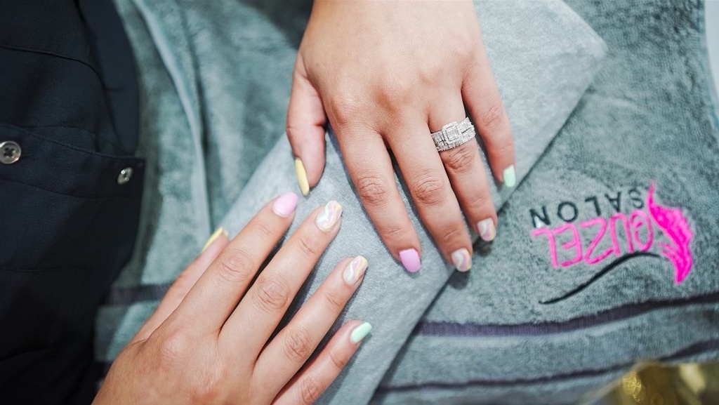 Pedicure and manicure with Glish for hands and normal color for feet 