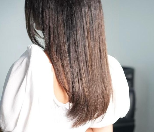 Trimming the ends of the hair